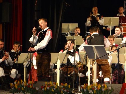 OB SPREMLJAVI GODBE JE "PRELEPO GORENSKO" ZAPEL SEBASTIJAN OD SLOV. MUZIKANTOV